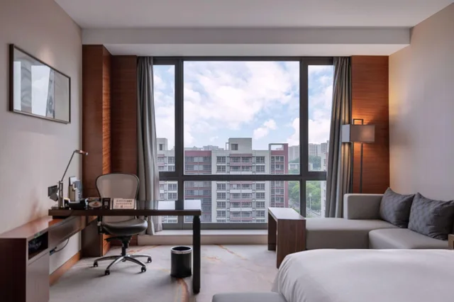 غرفة تنفيذية بسرير كينج مع دخول صالة النادي، Doubletree By Hilton Hotel Guangzhou - Science City 1/5