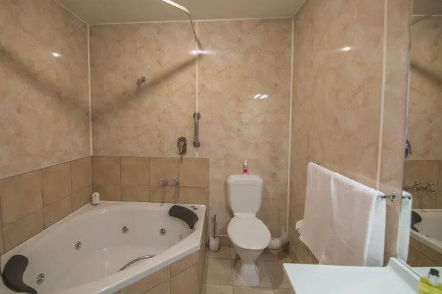 Studio, King Bed, Jetted Tub, Amross Court Motor Lodge 2/2
