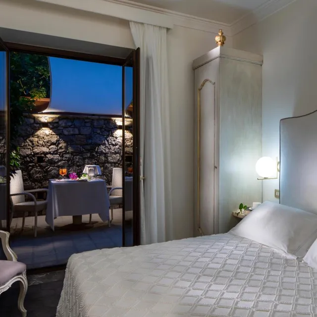 غرفة بسرير مزدوج بإطلالة على الحديقة، Villa Taormina 3/5