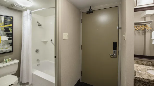 غرفة قياسية بسريرين كوين بشرفة، HOLIDAY INN HOTEL AND SUITES VANCOUVER DOWNTOWN 9/9