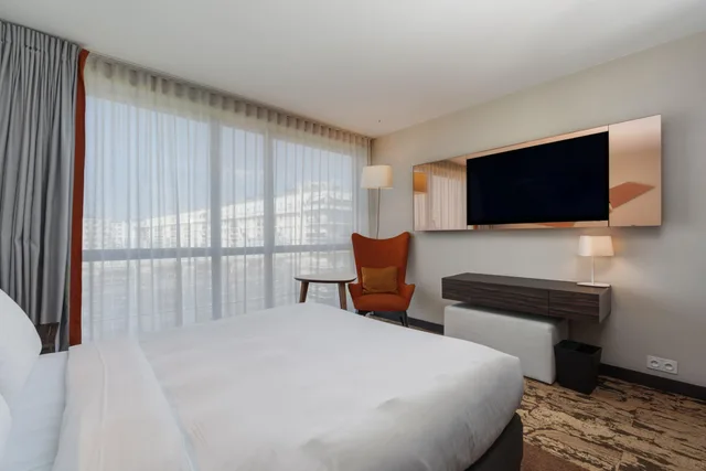 غرفة ديلوكس بسرير مزدوج بإطلالة على الحديقة، DoubleTree by Hilton Paris Boulogne 1/8