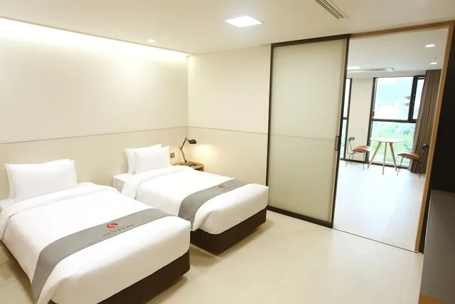 غرفة ديلوكس عائلية بسريرين منفصلين وسرير مزدوج وسريرين منفصلين، Hotel Skypark Daejeon I 2/6