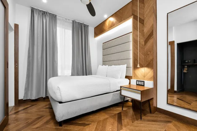 Standard, Hotel 32One 2/10