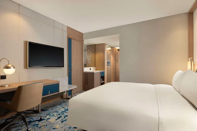 غرفة بسرير كينج، DoubleTree by Hilton Jakarta Bintaro Jaya 2/4