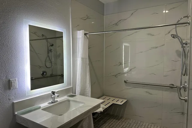 غرفة بسرير كينج لذوي الإعاقة، La Quinta Inn and Suites by Wyndham Alamo - McAllen East 4/6