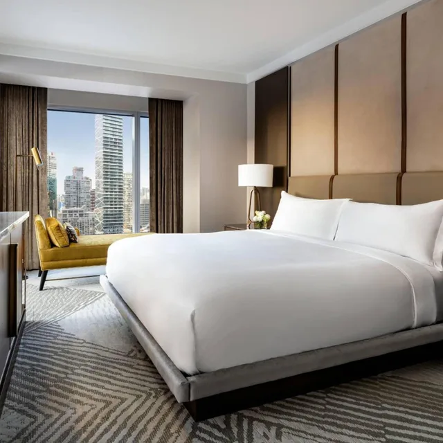 جناح ركني بسرير كينج بإطلالة على المدينة بغرفة نوم واحدة مع أريكة بمنطقة جلوس، Ritz Carlton Toronto Hotel 1/5