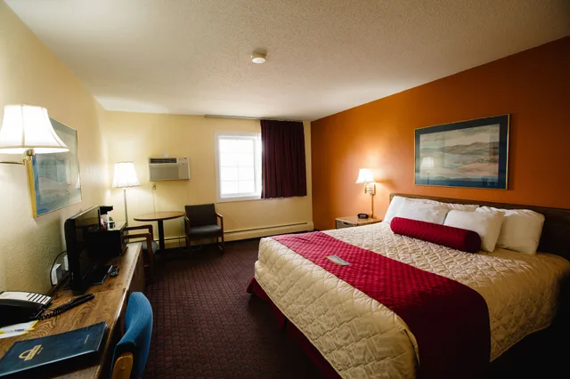 غرفة قياسية بسرير كينج، Days Inn by Wyndham Minot 1/10