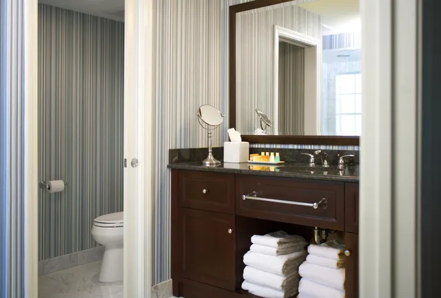 جناح بسرير كينج، Newport Beach Hotel Suites 2/4
