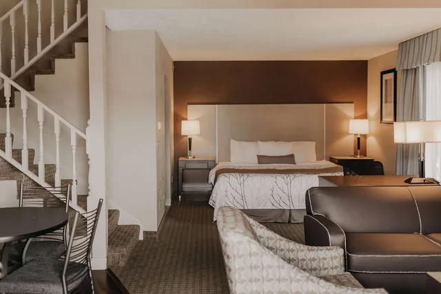 Loft, Suite, 2 King Beds, Sofa، Eastland Suites Hotel & Conference Ctr, Trademark by Wyndham 3/6