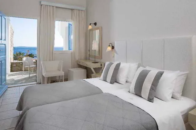 غرفة بسرير مزدوج أو سريرين منفصلين بإطلالة على البحر، Manoula's Beach Mykonos Resort 1/2