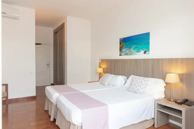 غرفة سوبيريور بسرير مزدوج أو سريرين منفصلين بإطلالة على البحر، Hotel Club S Illot 1/2