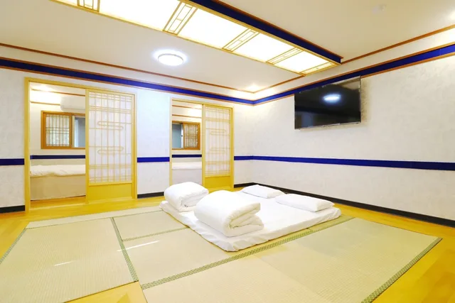 غرفة عائلية بسريرين مزدوجين وفرشتي فوتون، Gorgeous Hot Spring Resort 2/2