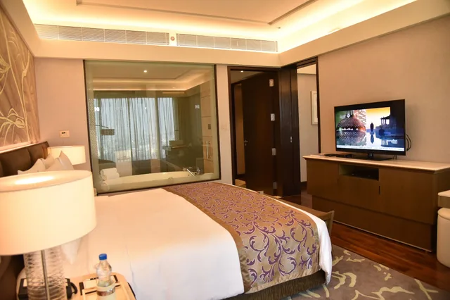 جناح ديلوكس بسرير كينج، The Leela Ambience Convention Hotel Delhi 7/10