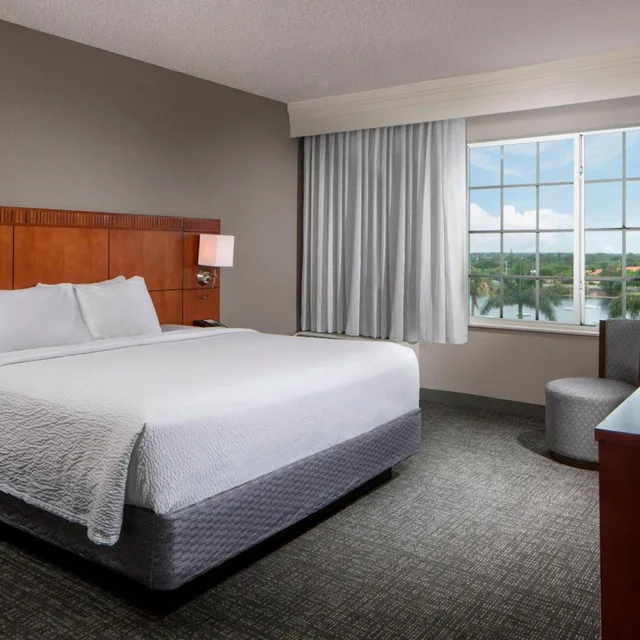 جناح بسرير كينج مع أريكة بحوض استحمام لذوي الإعاقة، Courtyard Fort Lauderdale Airport and Cruise Port 1/3