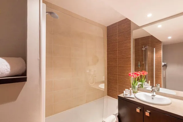 جناح بسرير كوين بشرفة مع أريكة بمطبخ صغير، Best Western Park Hotel Geneve-Thoiry 2/2