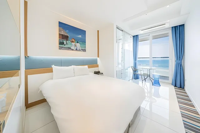 غرفة بسرير مزدوج بإطلالة على البحر، Hamdeok Beach Stay Jeju 2/3