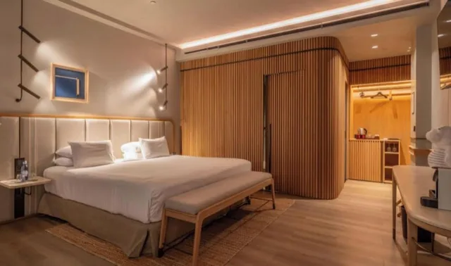 غرفة ديلوكس ثلاثية بفراش فوتون وسرير كينج وسرير فردي، ONLY YOU HOTEL MALAGA 2/5