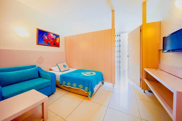 غرفة كبيرة بسرير مزدوج وسريرين منفصلين، Daima Biz Hotel 5/8