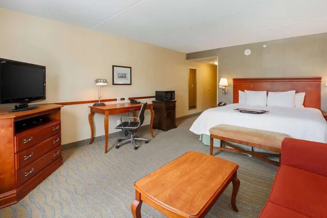 Study, King Bed, Sofa، Hampton Inn & Suites Poughkeepsie 2/6