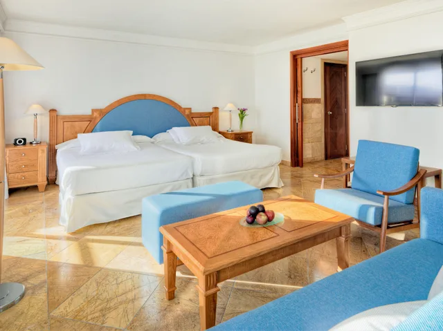 جناح جونيور مفردة بسريرين منفصلين بإطلالة جزئية على البحر مع أريكة، H10 Blue Mar - Adults Only 9/10