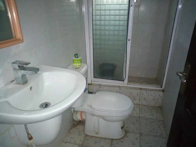 جناح بسرير كوين، Bayse One Executive Suites And Bar 2/2