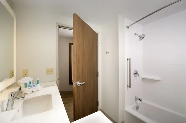 Standard, Queen Bed, Holiday Inn Express And Suites Altoona I 99 9/9