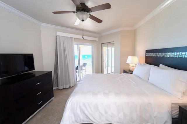 2 Bedrooms, Suite, King and Queen Bed, Ocean Front، Holiday Inn Resort Grand Cayman, an IHG Hotel 4/10