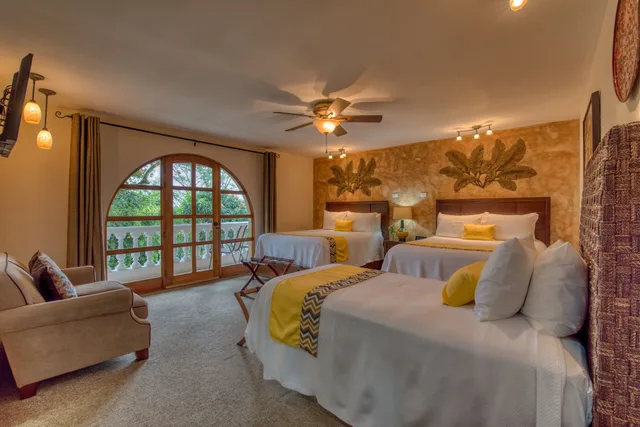 Junior Suite, Family, 1 Single and 2 Queen Beds، Buena Vista 6/10