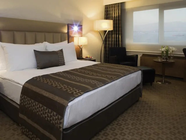 Executive, King Bed, Movenpick Hotel Izmir 4/9