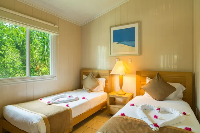كوخ كلاسيكي بسرير كوين وسريرين منفصلين بإطلالة على الحديقة بغرفتي نوم مع أريكة، Kokomo Botanical Resort 1/6