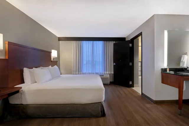 غرفة بسرير كينج مع أريكة في طابق مرتفع، Hyatt Place San Antonio–North/Stone Oak 1/6
