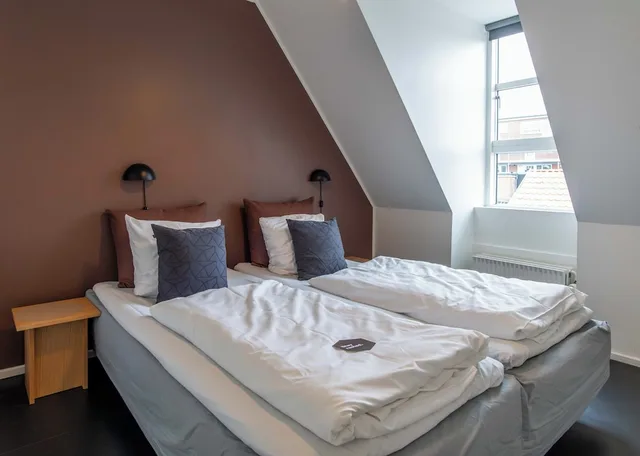 3 Bedrooms, Penthouse, 3 Double Beds, Partial Lake View, Sofa, Balcony، Kolding Hotel Apartments 6/8