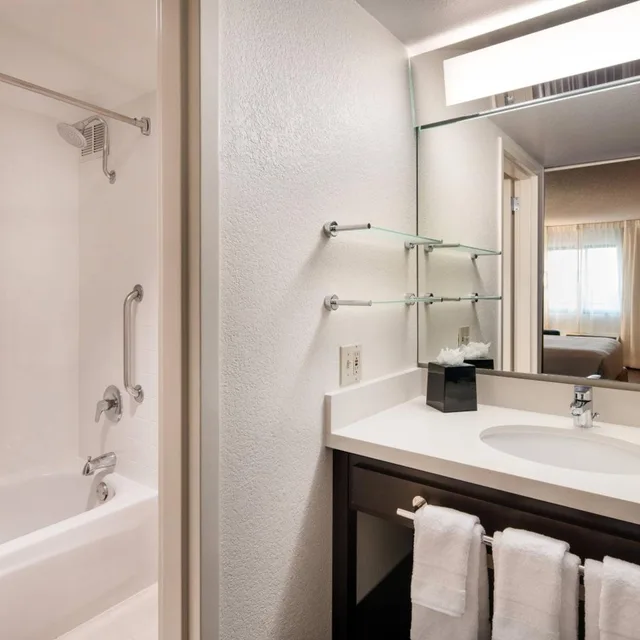 غرفة بسرير كينج في طابق منخفض لذوي الإعاقة، Fairfield Inn By Marriott Anaheim Resort 10/10