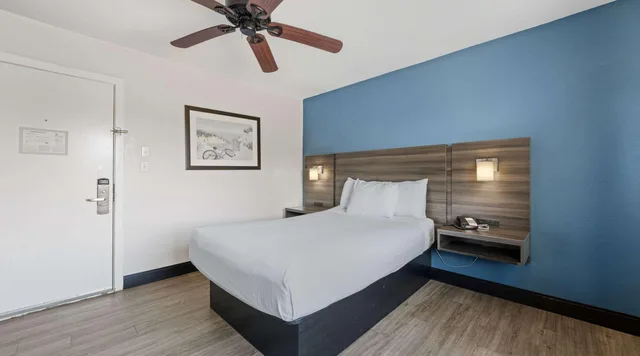 غرفة صغيرة بسرير مزدوج، SureStay Hotel by Best Western Virginia Beach Royal Clipper 7/10