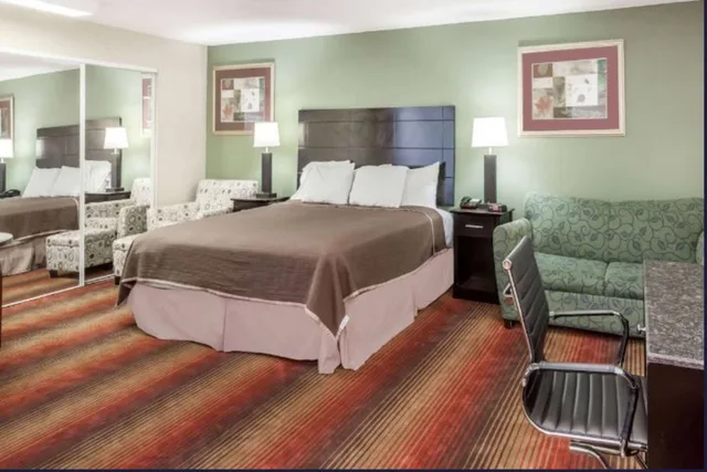 غرفة بسرير كينج، Howard Johnson by Wyndham Newark Airport 1/4