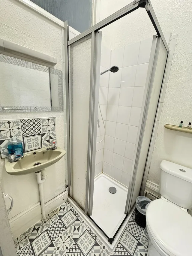 غرفة قياسية بسرير مزدوج بإطلالة على البحر، OYO Marine Parade Hotel Eastbourne Pier 8/10