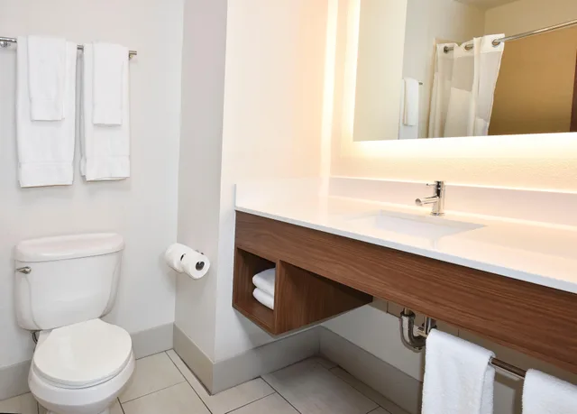 جناح بسريرين كوين بمنطقة جلوس، Holiday Inn Express Hotel & Suites Selma 3/3