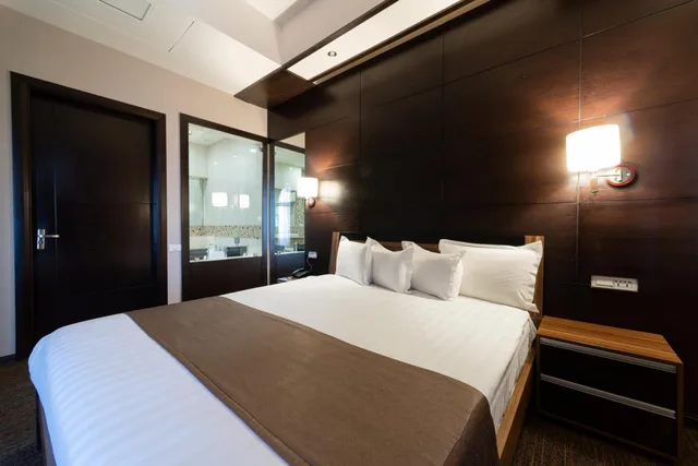 جناح بسرير كينج مع أريكة، Bass Boutique Hotel 1/1