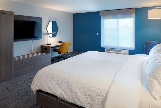 غرفة قياسية ركنية بسرير كينج، Holiday Inn Express Hotel Suites Fort Atkinson 3/7