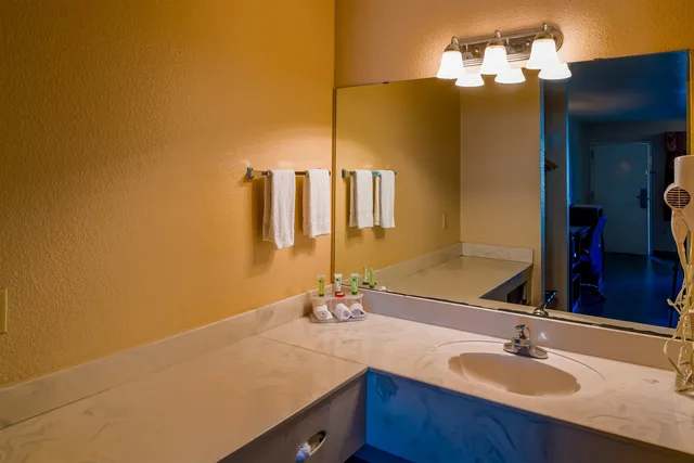 room, 2 queen beds, Oyo Hotel Yoakum West 8/8