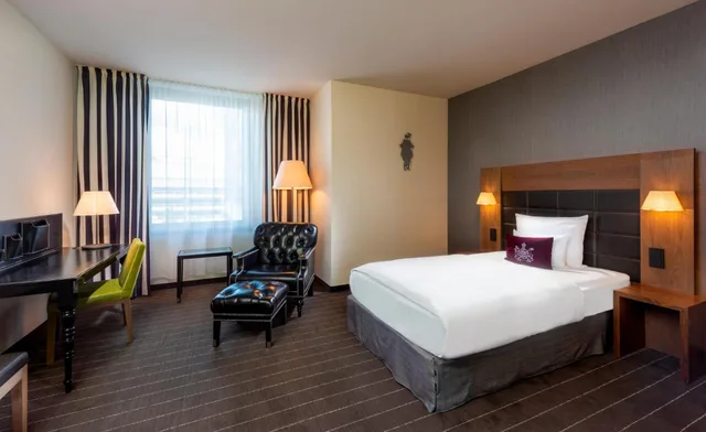 غرفة متصلة عائلية بسريرين منفصلين وسرير كينج، Movenpick Hotel Stuttgart Airport 1/5