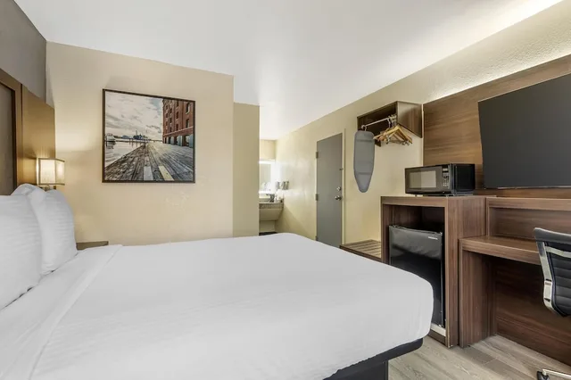 غرفة قياسية بسرير كوين يُسمح فيها بالحيوانات الأليفة لذوي الإعاقة، Best Western Salisbury Plaza 1/3
