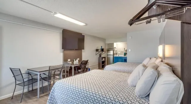 غرفة بسريرين كوين بمطبخ صغير، Envi Boutique Hotel 1/10