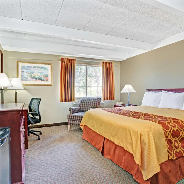 غرفة قياسية بسرير كينج، Travelodge by Wyndham Iowa City 2/6