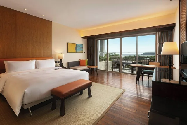 غرفة ديلوكس عائلية بسرير كينج بإطلالة على الحديقة بشرفة، Le Meridien Shimei Bay Beach Resort & Spa 3/10