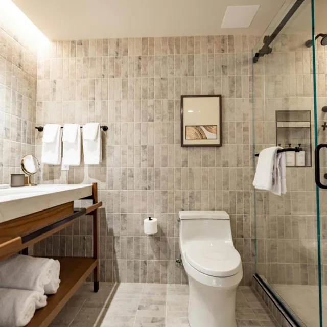 غرفة بسرير كينج بإطلالة على المسبح بشرفة لذوي الإعاقة، The Limited Hotel Charleston 5/8