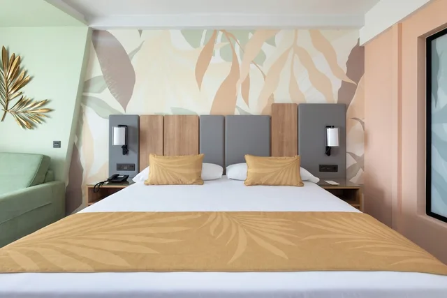 Room, King Bed, Sea View, Riu Palace Maspalomas 2/4