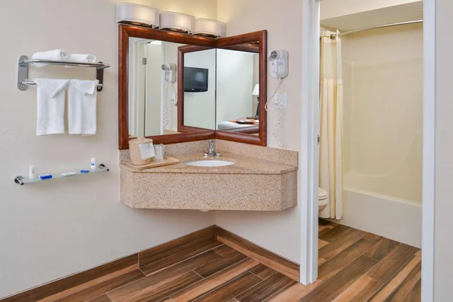 جناح مع أريكة بجاكوزي، Best Western Of Hartland 1/1