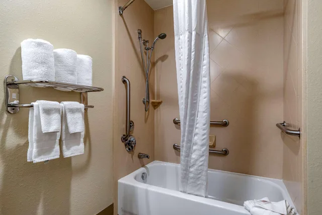 غرفة بسرير مزدوج، Comfort Inn & Suites Fort Walton Beach - Destin West 4/4