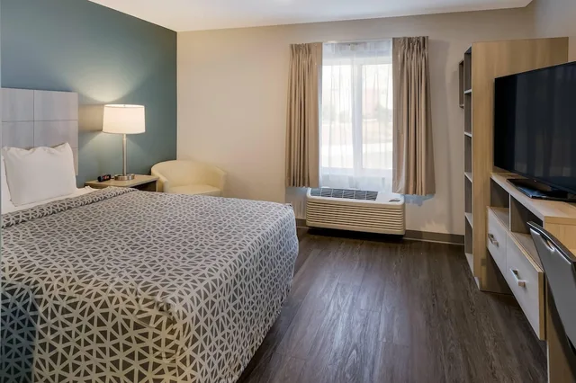جناح بسرير كوين مع أريكة، WoodSpring Suites Knoxville West 2/10